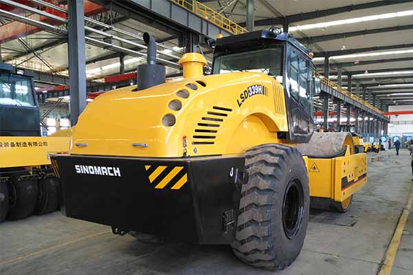 大型<a href='http://m.uhtunitech.com.cn' target='_blank'>壓路機</a>